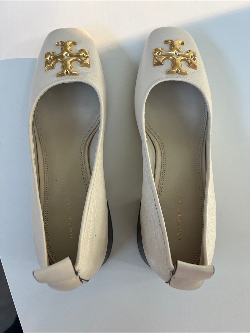 Tory Burch eleanor cream leather gold tone logo pump low heels 10 - Picture 8 of 11